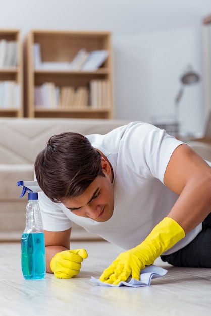 Mężczyzna Mąż Sprzątanie Domu Pomaga żona