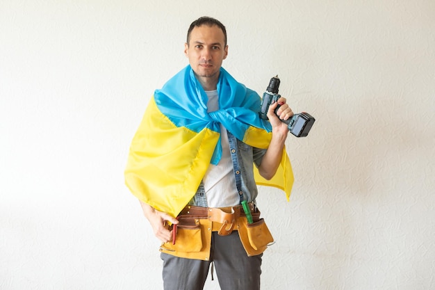 Mężczyzna mechanik z flagą Ukrainy