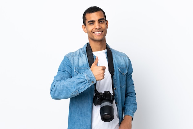 Mężczyzna młody fotograf Afroamerykanów na pojedyncze białym tle, dając kciuk do góry gestu