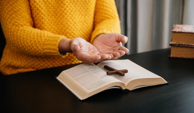 Mężczyzna modlący się rano na świętej bibliiRęka kobiety z Biblią modląca się modlitwa o kryzys życia chrześcijańskiego do bogaxA