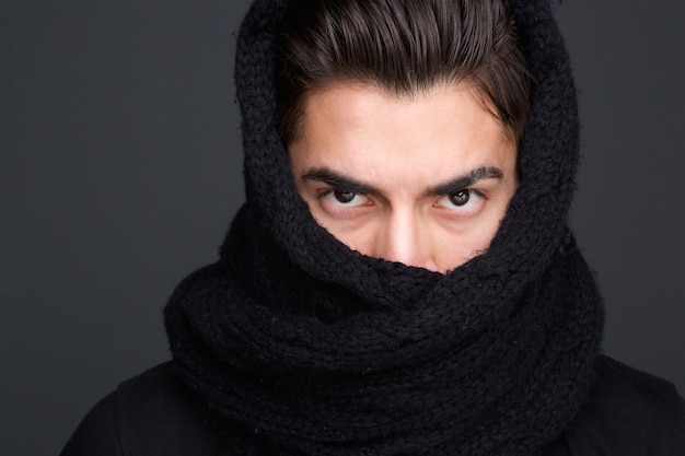 Mężczyzna mody model szalik zakrywająca twarz