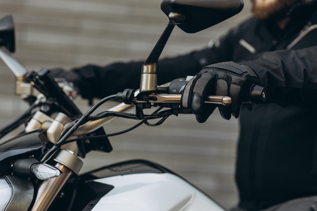 Mężczyzna motocyklista stojący przy motocyklu