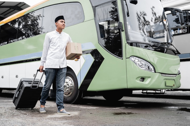 Mężczyzna muzułmanin podróżuje publicznym autobusem podczas pandemii w masce