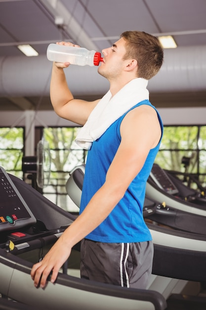 Mężczyzna Na Bieżni Wodzie Pitnej Przy Gym