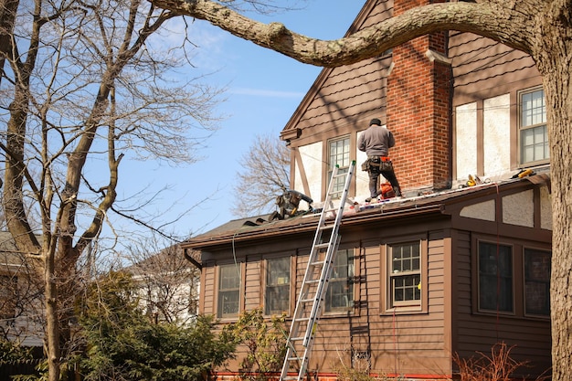 Mężczyzna na dachu instaluje dach