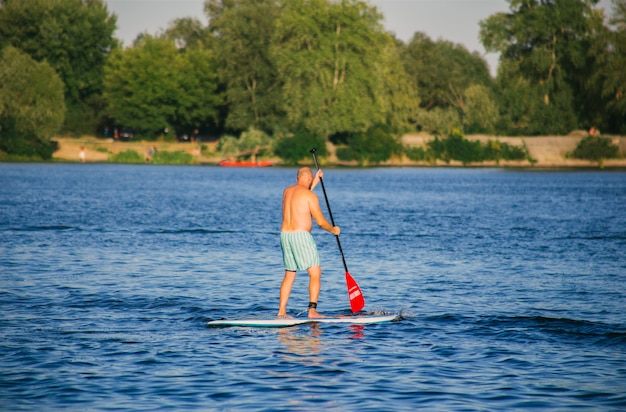 Mężczyzna Na Desce Sup W Rzece