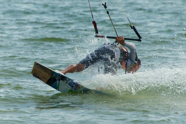 Zdjęcie mężczyzna na kiteboardzie na morzu