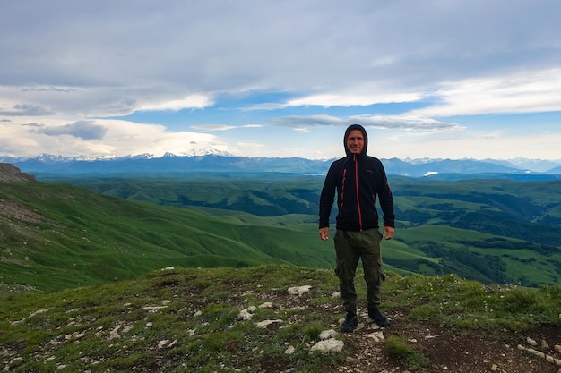 Mężczyzna Na Klifie Płaskowyżu Na Tle Góry Elbrus Bermamyt