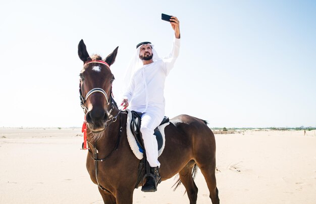 Zdjęcie mężczyzna na koniu na plaży