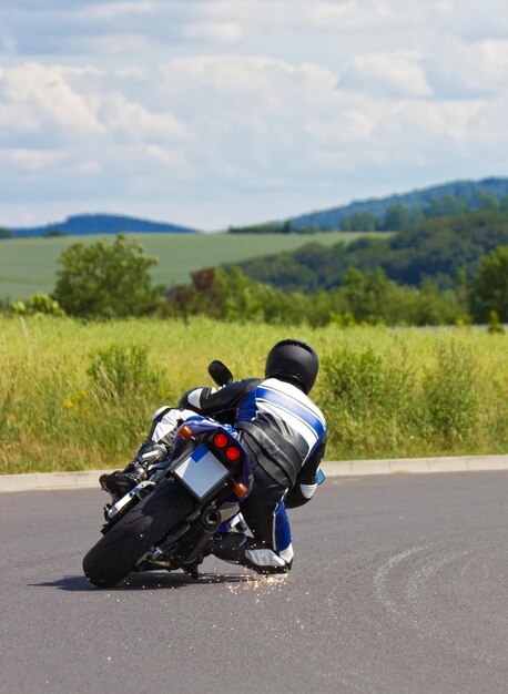 Zdjęcie mężczyzna na motocyklu na drodze przeciwko niebu