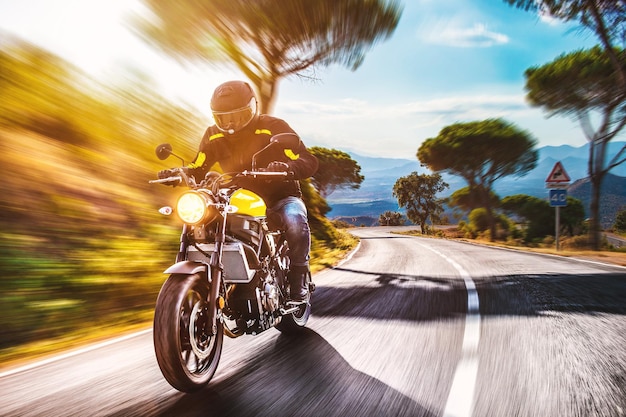 Mężczyzna na motocyklu na drodze przeciwko niebu