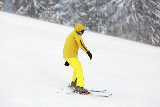 Zdjęcie mężczyzna na nartach zjazdowych w snowy kurorcie ferie zimowe