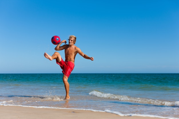 Mężczyzna Na Plaży Bawić Się Piłkę Nożną