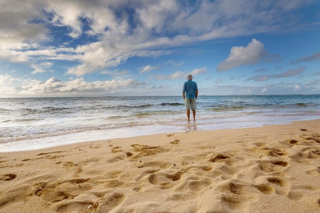 Mężczyzna na plaży na wyspie Hawaje. Koncepcja wakacji.