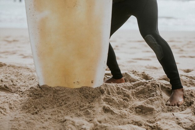 Mężczyzna Na Plaży Ze Swoją Deską Surfingową