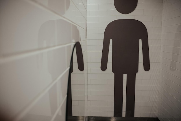 Mężczyzna na ścianie przedstawiający toaletę dla mężczyzn