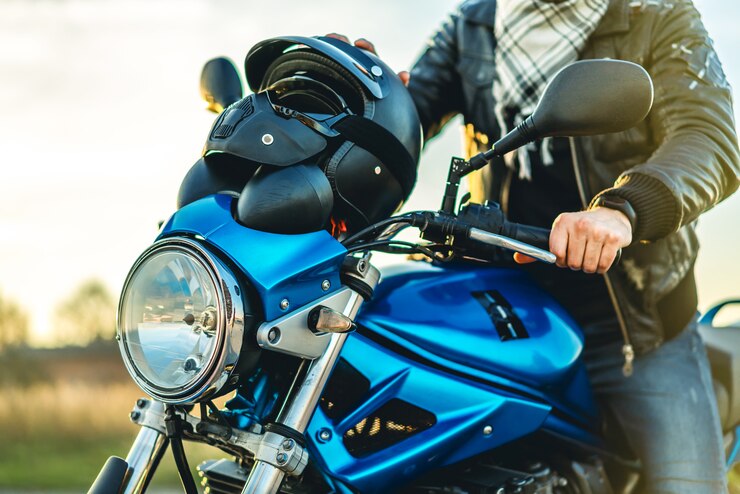 Mężczyzna na sportowym motocyklu plenerowym na drodze