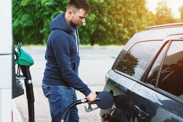 Mężczyzna Na Stacji Benzynowej Tankuje Swój Własny Samochód