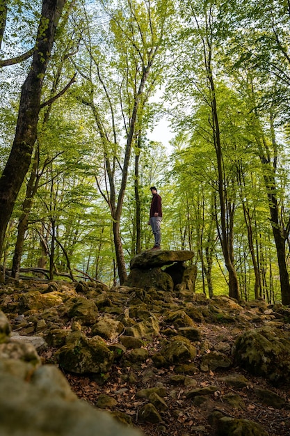 Mężczyzna na szczycie Aitzetako Txabala Dolmen w Kraju Basków zdjęcie pionowe Errenteria Gipuzkoa