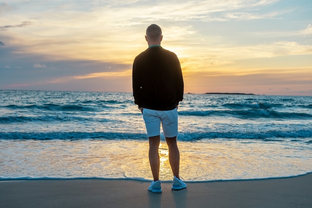 Mężczyzna Na Tropikalnej Plaży Podczas Zachodu Słońca