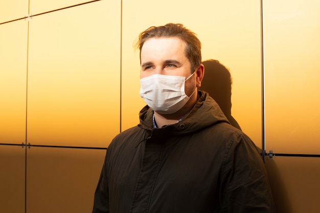 Mężczyzna na ulicy w maskach ochronnych. Chory mężczyzna jest ubranym maskę z grypą, epidemiczny grypowy pojęcie na ulicie.