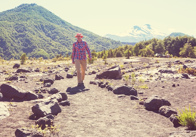 Mężczyzna na wędrówce w regionie wulkanów (Araucania) w Chile, Ameryka Południowa