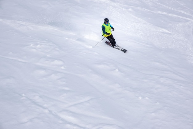 Mężczyzna narciarz na stoku narciarskim