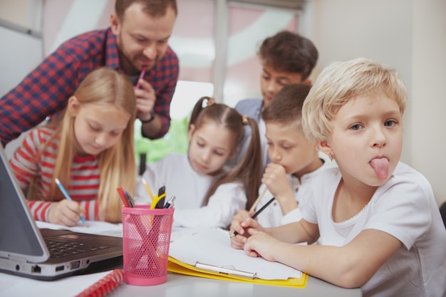 Mężczyzna Nauczyciel Pracuje Z Dziećmi W Wieku Przedszkolnym