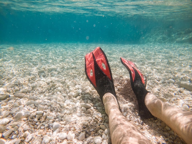 Mężczyzna nogi w płetwach podwodna kopia przestrzeń letnie wakacje