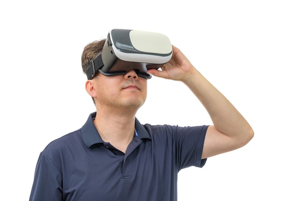 Mężczyzna nosi gogle wirtualnej rzeczywistości na białym tle