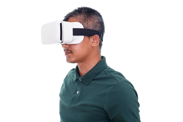 Mężczyzna nosi gogle wirtualnej rzeczywistości na białym tle