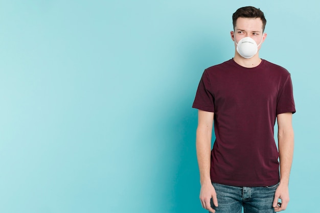 Zdjęcie mężczyzna nosi maskę medyczną, aby zapobiec koronawirusa