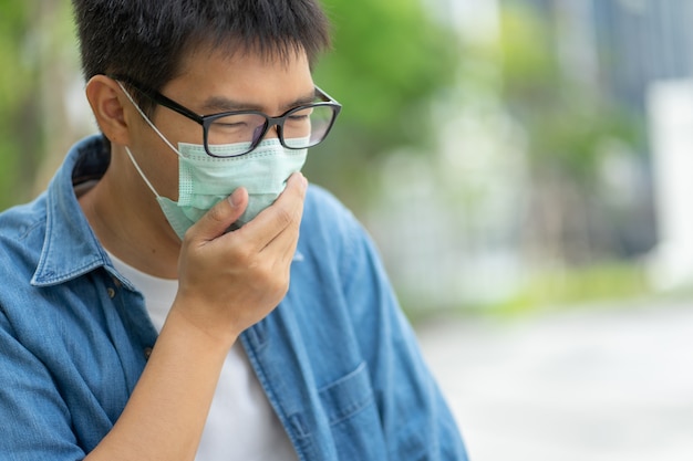 Mężczyzna noszący maskę chroni filtr przed zanieczyszczeniem powietrza (PM2,5)