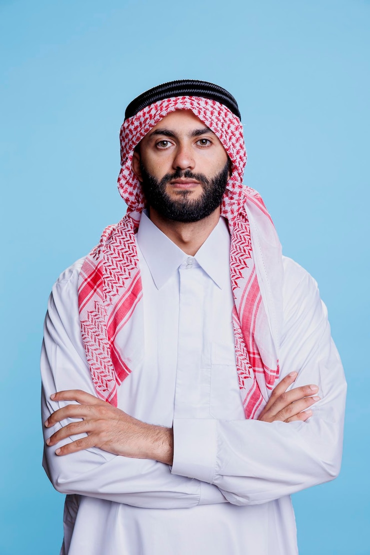 Zdjęcie mężczyzna noszący tradycyjną arabską chustę