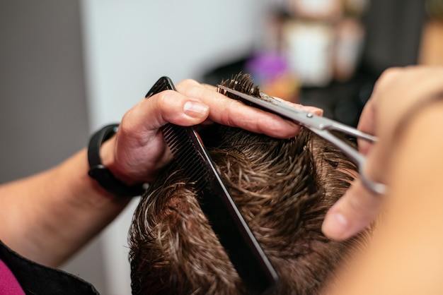 Mężczyzna o włosy obcięte w zakładzie fryzjerskim