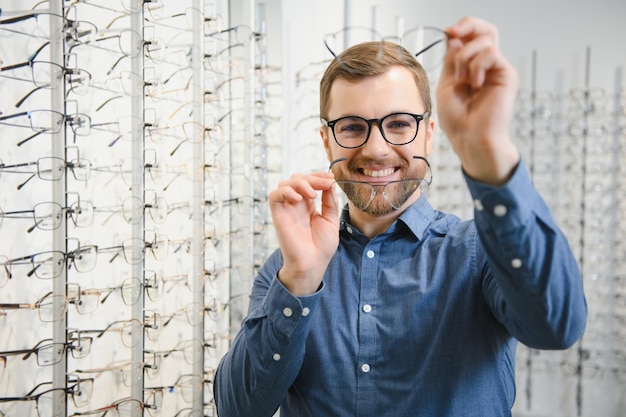 Zdjęcie mężczyzna oceniający jakość okularów w sklepie optycznym