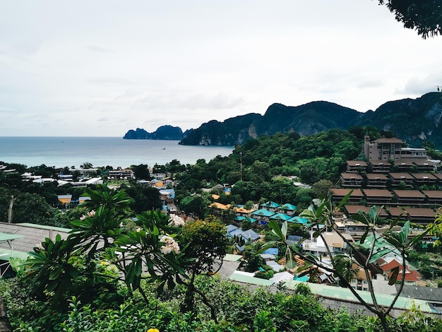 Mężczyzna odpoczywający na punkcie widokowym na zatokę Phi Phi Don Krabi Tajlandia