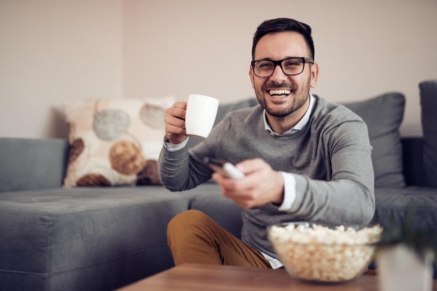 Mężczyzna ogląda tv w domu