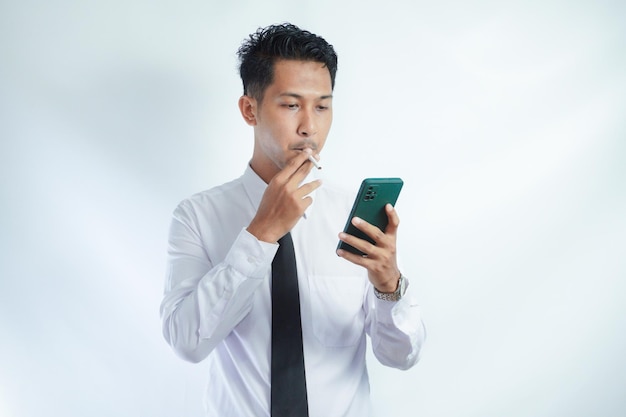 Zdjęcie mężczyzna palący papierosa i palijący papierosa