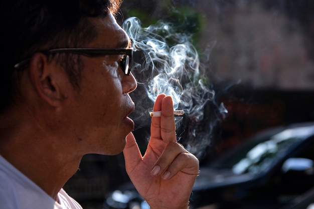 Mężczyzna palący w miejscach publicznych