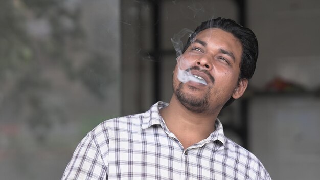 Mężczyzna Pali I Wydmuchuje Dym Z Ust Paschim Vihar Delhi, Indie, 15 Maja 2022 R