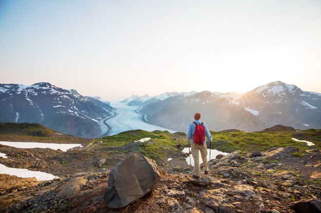 Mężczyzna piesze wycieczki w kanadyjskich górach. Wędrówka jest popularną formą rekreacji w Ameryce Północnej.