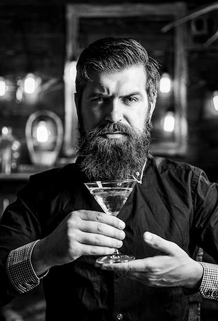 Mężczyzna pijący alkohol w domu Pijany mężczyzna Mężczyzna w klubie nocnym Pijący mężczyzna