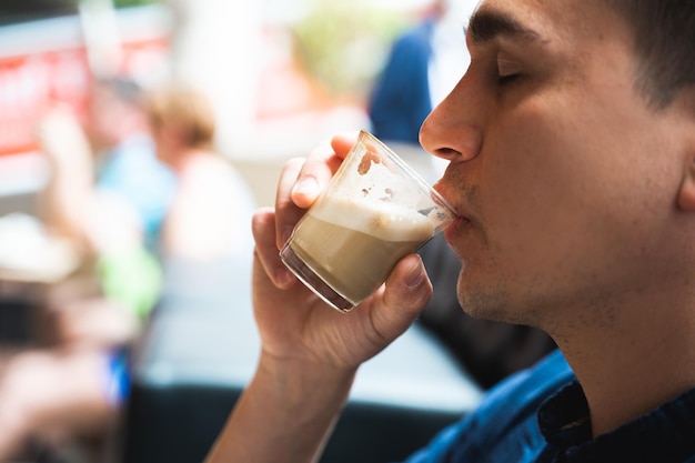 Mężczyzna Pijący Espresso Z Mlekiem, Cieszący Się Gorącym Napojem Z Zamkniętymi Oczami