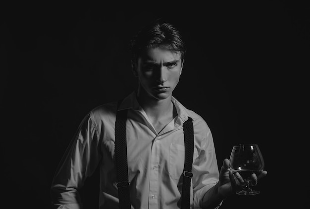 Mężczyzna pijący koniak whisky Degustacja i degustacja Mężczyzna ze szklanką brandy Model męski ze szklanką whisky