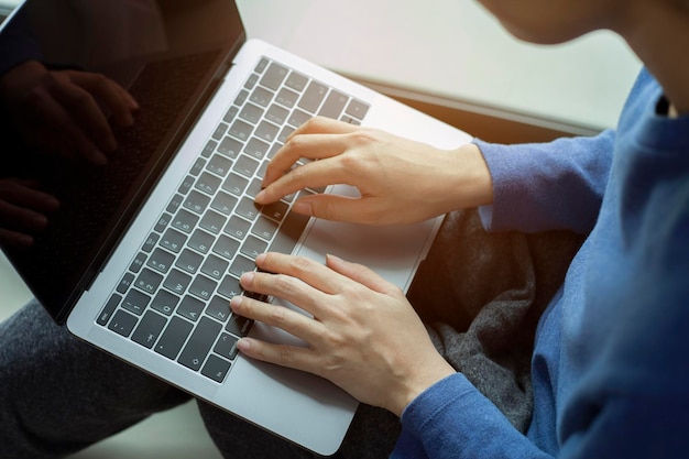 Mężczyzna piszący na laptopie lub komputerze