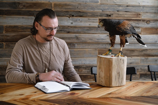 Mężczyzna pisze z dzikim orłem