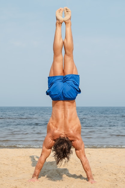 Mężczyzna podczas treningu na plaży