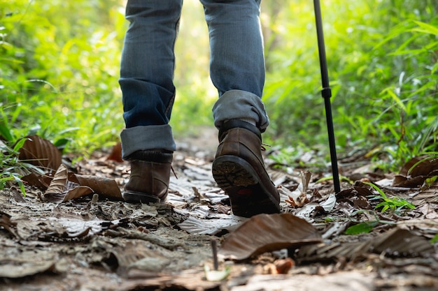 Mężczyzna Podróżnik Z Dużym Plecaka Alpinizmem Podróżuje Stylu życia Pojęcia Jezioro I Góry