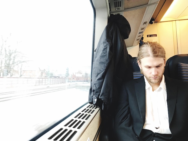 Zdjęcie mężczyzna podróżujący pociągiem